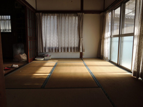 柔らかい日の入る和室。