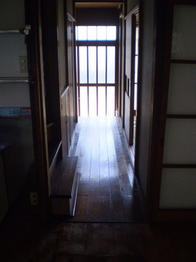 廊下。ツヤのある無垢板の床