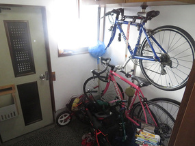 玄関が広いので、前入居者はロードバイクを置いていました。