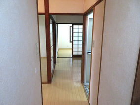 玄関から見た各部屋への廊下のビュー。新しくなっている床、クロス。