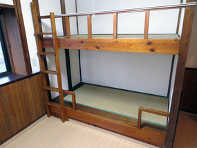畳の二段ベッド。仮眠室？