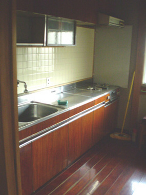 キッチン。木製扉が上等な家を物語ります